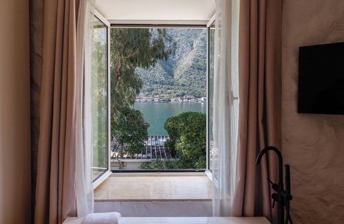 Kotor Apartment | VerDi - the dream house, 9 Apart Suite hotel, in Enchanting Kotor with WiFi, AC