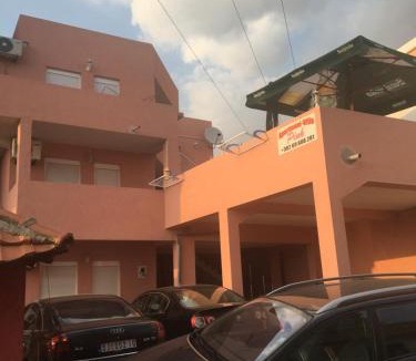 Dobra Voda House | Vila pink