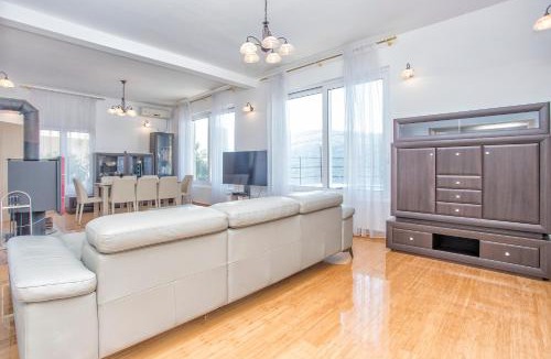 Denovici Villa | VILLA ALEXANDRA