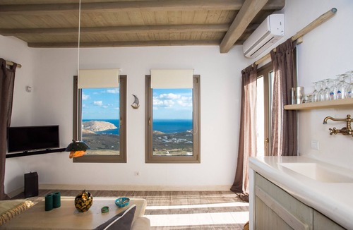 Plintri Villa | Villa 'Amallini, Luxe Infinity Pool' with Sea View, Wi-Fi and Air Conditioning