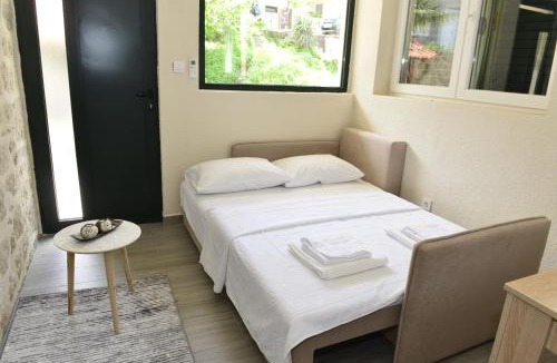 Skaljari Apartment | Villa Andrea Apartments with parking