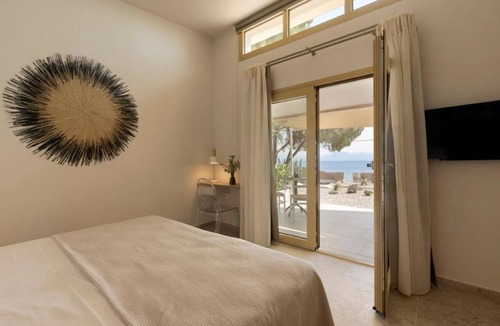 Limni Vouliagmenis Villa | Villa Aura Loutraki Double Room with Garden view