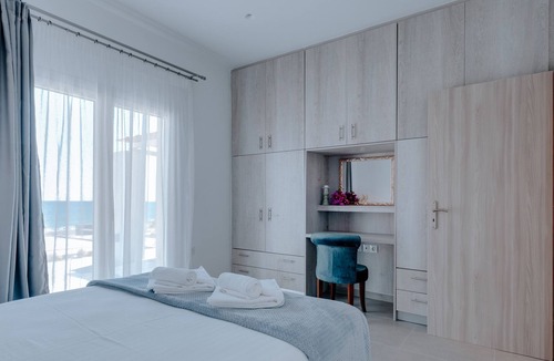 Kamari Villa | Villa By The Sea ( Golden Seagull)