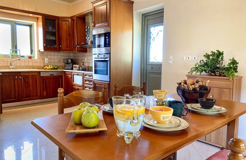Razata House | Villa Carousos , 3 Bedrooms , 8 persons