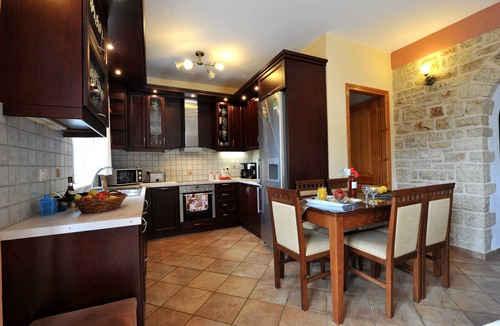 Mpogdanatika Apartment | Villa Casa Bianca Blue Apartment with Sea View, Shared Pool & Wi-Fi