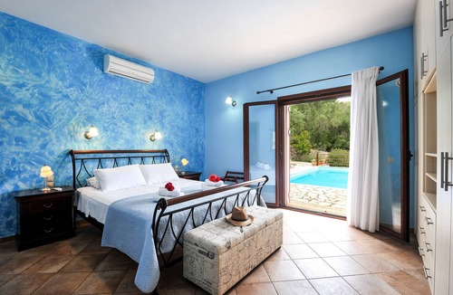 Mpogdanatika Apartment | Villa Casa Bianca Blue Apartment with Sea View, Shared Pool & Wi-Fi