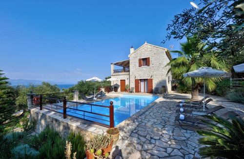 Mpogdanatika Apartment | Villa Casa Bianca Orange Apartment with Sea View, Shared Pool & Wi-Fi