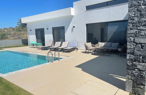 Plaka Villa | Villa Giil - a spacious, modern, family-friendly villa with a private pool