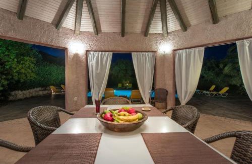 Lithakia Villa | Villa Iliaktida - Private Villa with large Pool, Garden, Outdoor Kitchen & BBQ