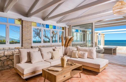 Ano Vasilikos Villa | Villa Ionio Beach House by Villa Plus