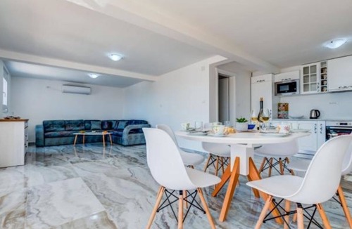 Zgrade Villa | Villa Leona with Private Pool in Sutomore