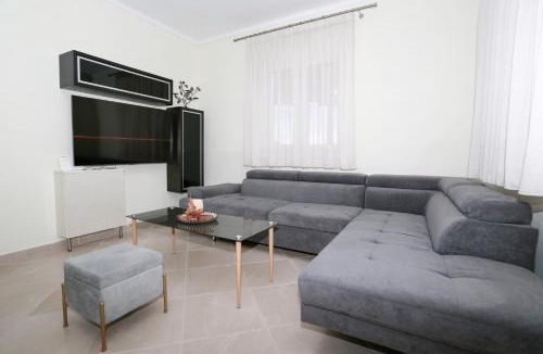 Nea Propontida Villa | Villa Liana , private Villa with pool and garden