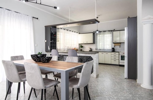 Neromilos Villa | Villa Meredith by Villa Plus