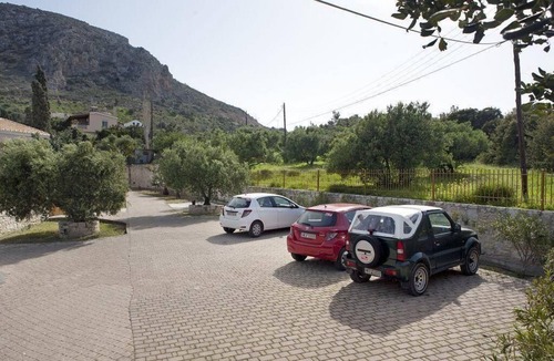 Old Hersonissos House | Villa "Pandora Piskopiano" with pool and garden