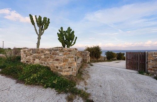 Piso Livadi Villa | VILLA PAROS BY THE SEA-BEACH FRONT VILLA-A SEASIDE SANCTUARY FOR BODY AND SOUL