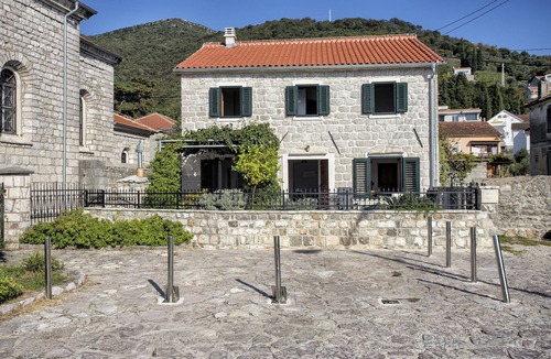 Tivat Villa | Villa Ruza, Donja Lastva. Seafront House.