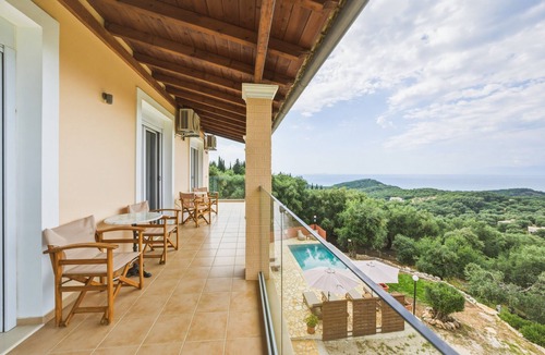 Petaleia Villa | Villa 'Sarakinos' with Sea View, Wi-Fi, and Air Conditioning