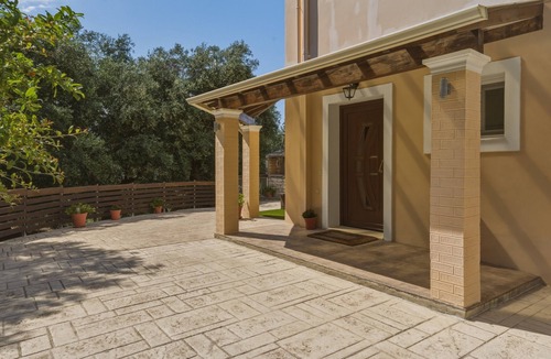 Petaleia Villa | Villa 'Sarakinos' with Sea View, Wi-Fi, and Air Conditioning