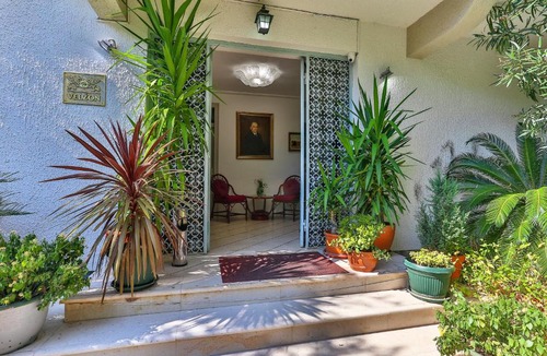 Maini House | Villa Velzon Guesthouse
