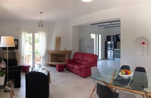 Dhrakata Villa | Villa Verde with Outdoor Jacuzzi