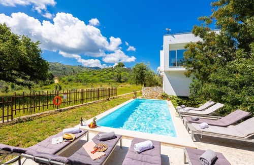 Petaleia Villa | Villa Voukithro - Four Bedroom Villa, Sleeps 8