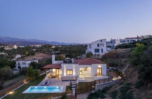 Galatas Villa | Villa Wisdom - Elegant & Homely with Pool, Galatas