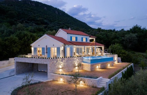 Denovici Villa | Villa Zoe Retreat