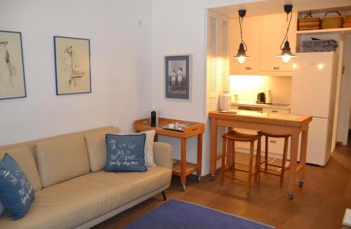 Vouliagmeni Apartment | Vouliagmeni seaside flat