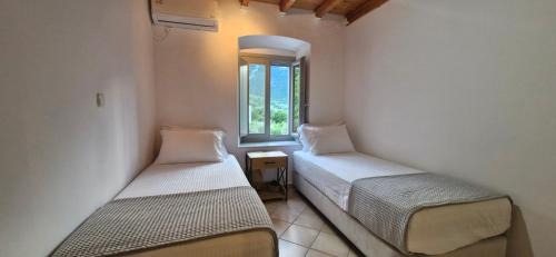 Kyparissi House | Vrisi House