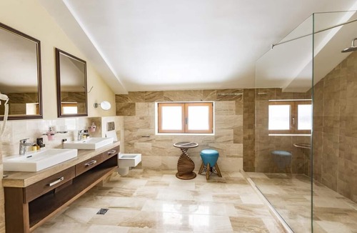 Tomicici House | Waikiki Apartments