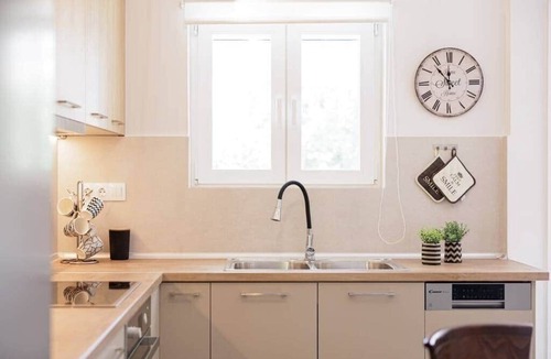 Alepou House | Walnut House- Private garden
