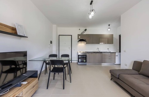 Shengjin Apartment | Waterfront Cozy Apartment | Steps from the Beach by PikHost