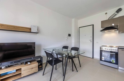 Shengjin Apartment | Waterfront Cozy Apartment | Steps from the Beach by PikHost