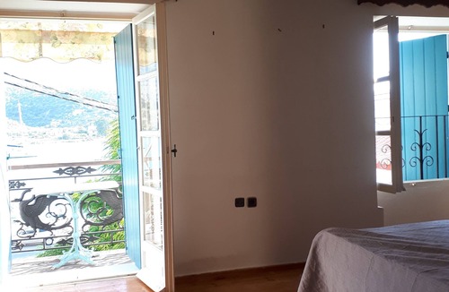 Poros Apartment | Waterfront house with private garden