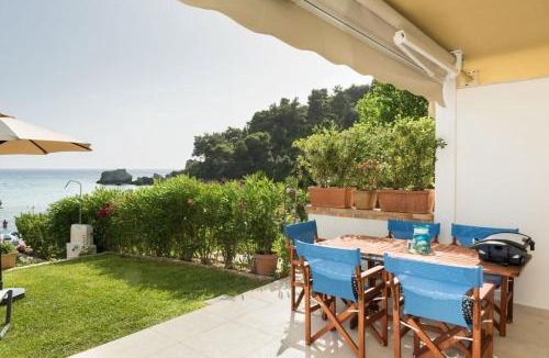 Parelia House | Waves Apartments: Two Beachfront Apartments