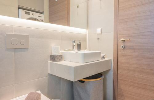 Korithion Apartment | White Haven