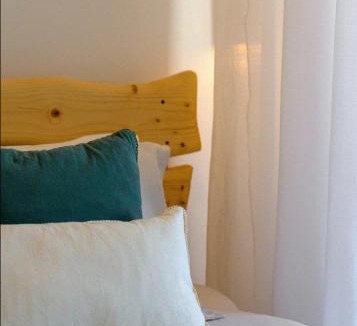 Petaloudes Apartment | WHITE LINEN SUITE Two Balconies min Old Town Quiet