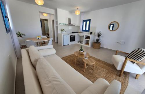 Kamari Apartment | White wave houses