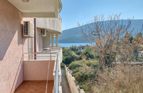 Denovici Apartment | Wohnung "Clasik" mit Balkon by Interhome