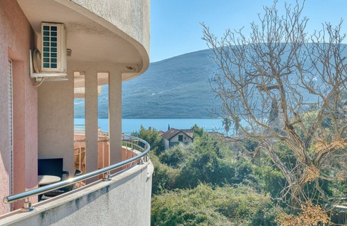Denovici Apartment | Wohnung "Clasik" mit Balkon by Interhome