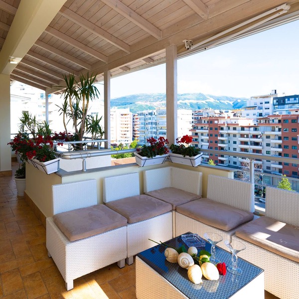 Stylish romantic penthouse w/hot tub-5 min walk from beach family-friendly