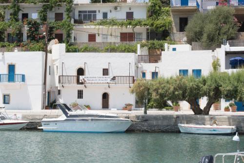 Τhe White Houses in Makry Gialos