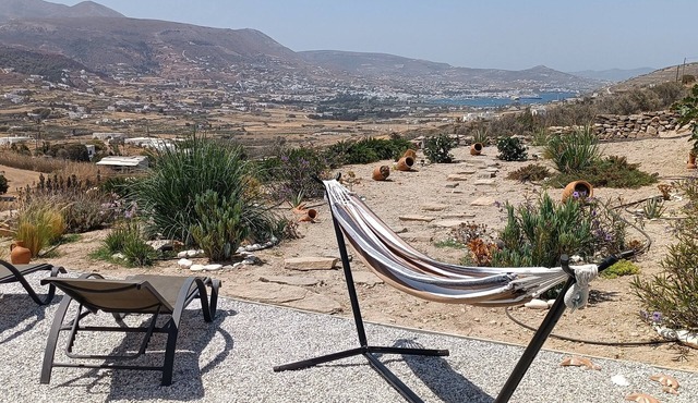Όμορφη και άνετη κατοικία με εκπληκτικό ηλιοβασίλεμα και εξοπλισμένη κουζίνα. in paros