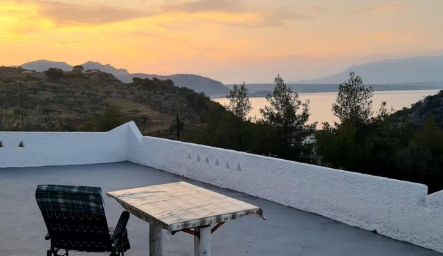 Όμορφη κατοικία με θέα Σαρωνικό. in Áno Almirí