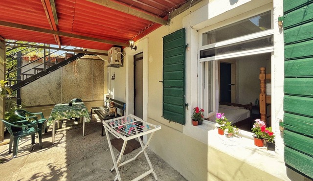 1-bedroom apartment with 3 beds + private parking