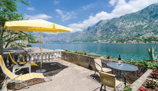 1 bedroom beach front home in Kotor