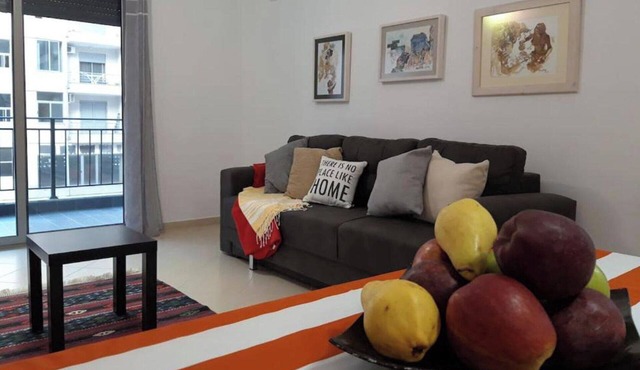 2 Bed Apt Sleeps 6 -Balcony - 5-Mins from seaside