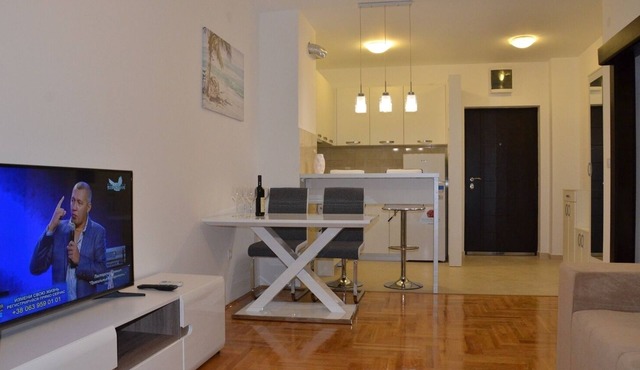 2-bedroom apartment with a seaview "Podmaine 70"