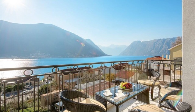 2 Bedroom SEAVIEW apartment with Pool