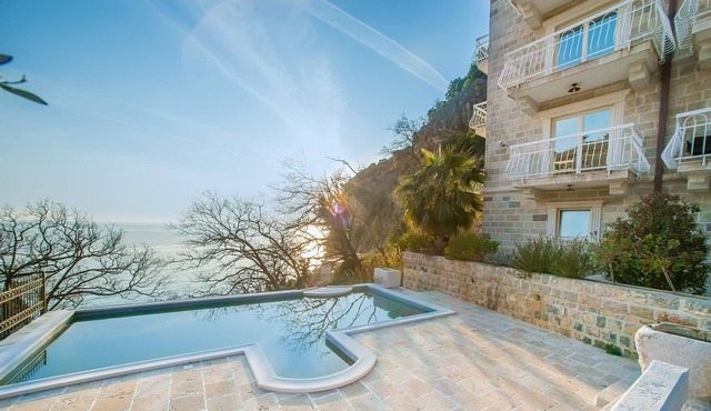 2bedroom Apt #4 w/shared pool@Pietra Mare Apts